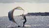 1986. Flotteur de windsurf et pas de lignes: exploration des possibilits du kitesurf par vent faible